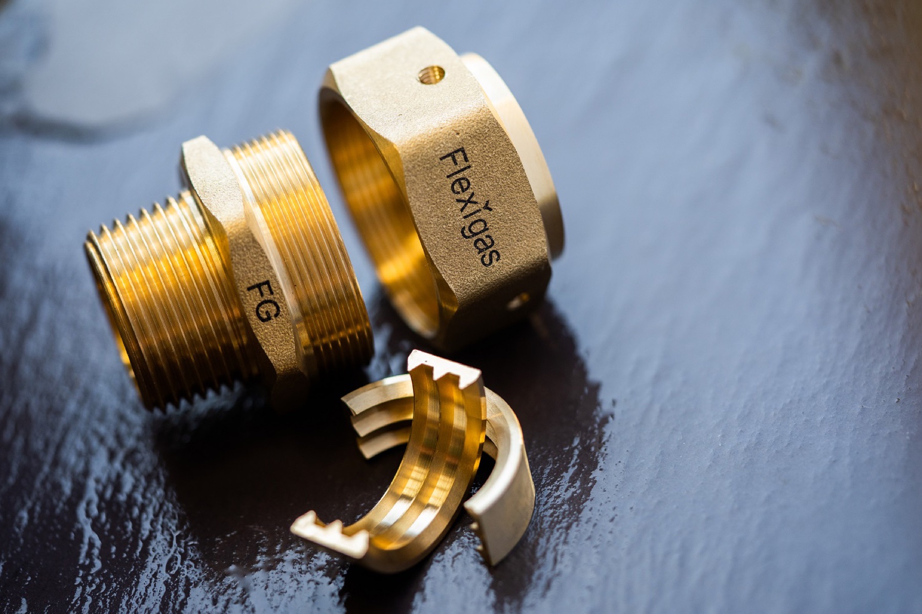Flexigas brass fittings making a dry metal-to-metal seal