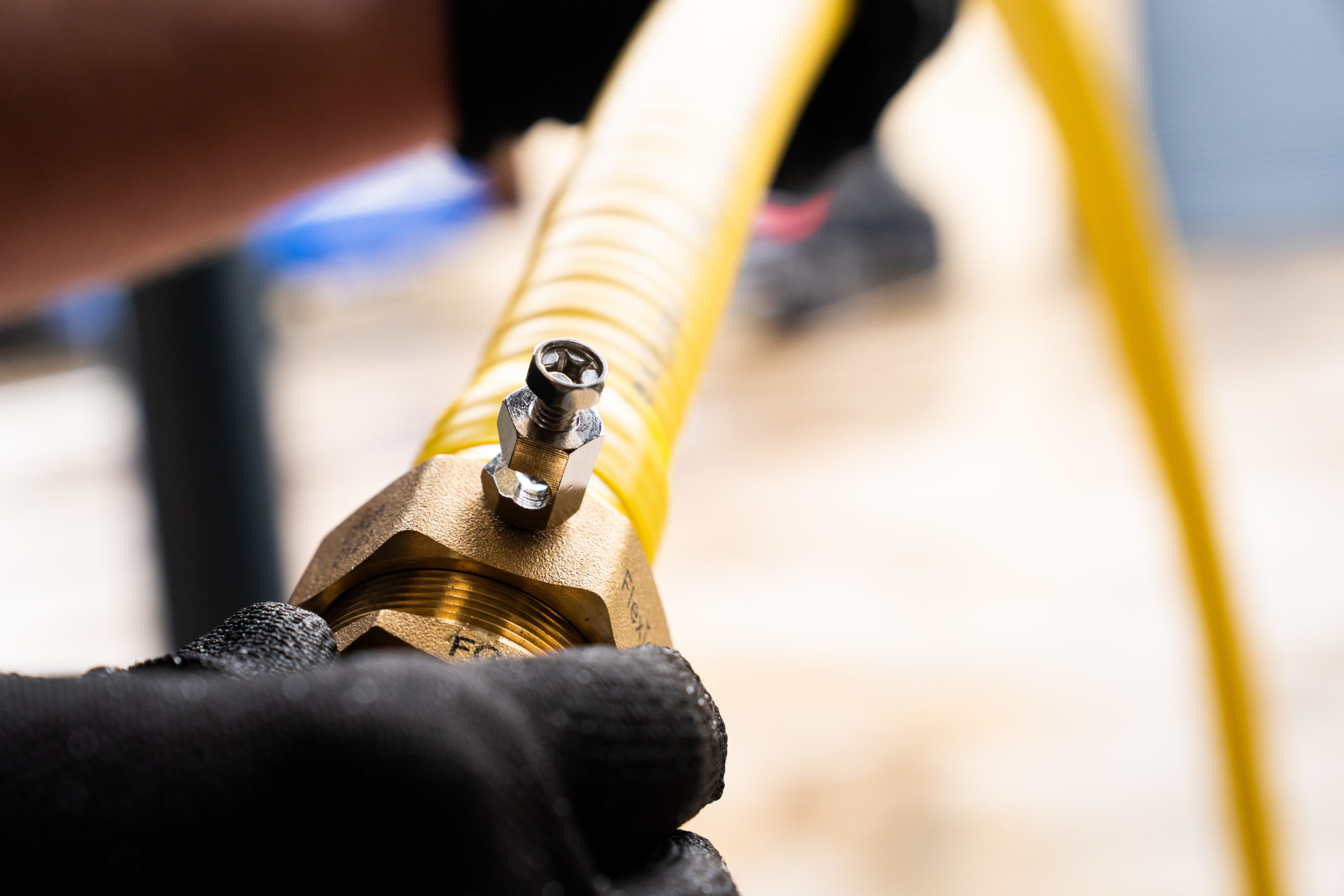 Attaching the FG Bond earthing terminal to the Flexigas fitting body